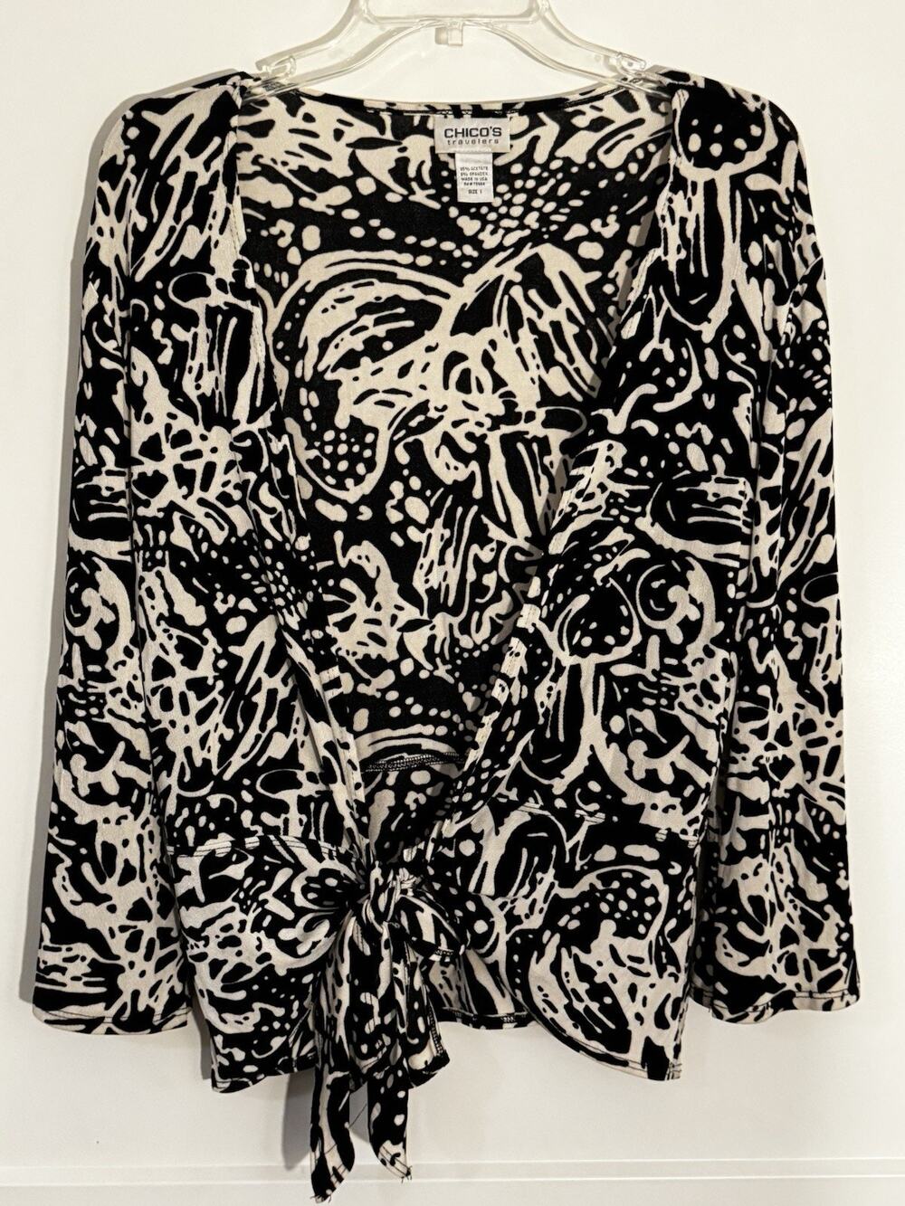 Chico’s Travelers black and Beige abstract print tie front Top, sz 1 Travel Work